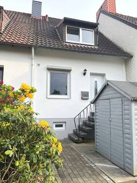 Hausansicht - NEUES ZUHAUSE… schnuckeliges renoviertes RH mit idyll. Garten „links der Weser“ in Kattenesch!