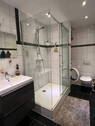 Badezimmer mit großer Dusche - 