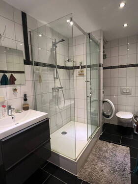 Badezimmer mit großer Dusche - 