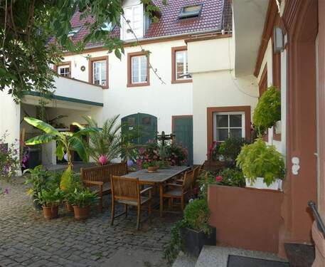 Gotischer, mediterraner Innenhof - 2 Zimmer Mehrfamilienhaus, Wohnhaus in Maikammer