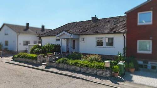 Gebäude Straßenseite - Großer Garten - kleiner Preis! Bungalow, Sanierungsbedürftig mit Grundstücksanteil (WEG)