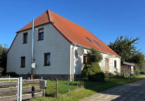Straßenansicht - Dieses Landhaus bietet viel Platz für die Familie!