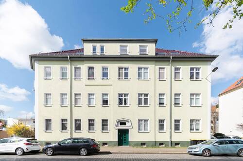 Gebäudeansicht - EIGENTUMSWOHNUNG MIT PERSPEKTIVE Vermietete 3-Raum-Wohnung mit Dachloggia und Tageslichtbad