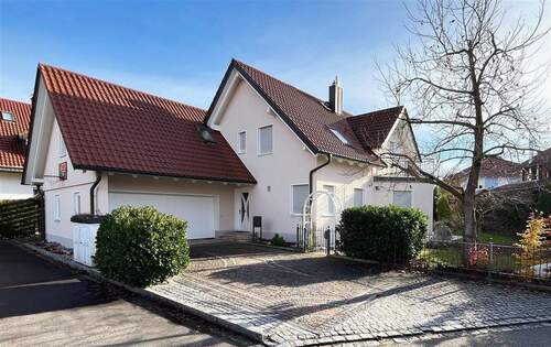 Außenansicht - Großzügiges Einfamilienhaus mit separatem Arbeitsbereich, Wellnessbereich und Doppelgarage