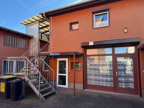 Hinterhaus mit Gewerbeeinheit u. Aufgang zum OG - 