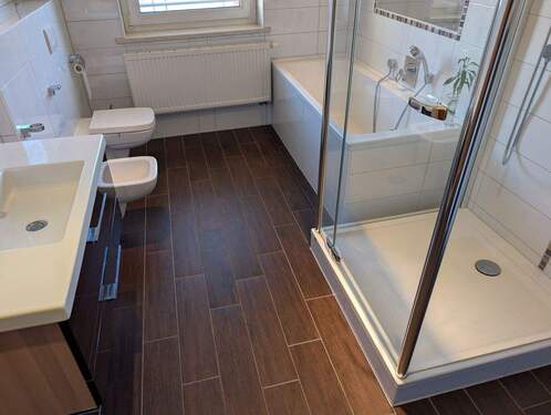 Tolles Bad mit Dusche und Wanne OG 2 - Kurze Wege, Zentral in der Innenstadt, Komplett saniert