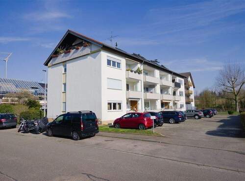 Hausansicht - 4 Zimmer Etagenwohnung zum Kaufen in March