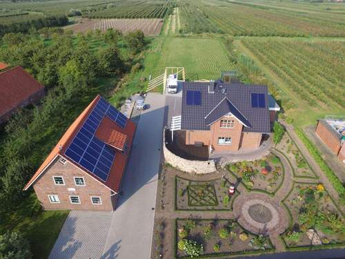 Dronen-Ansicht - hochwertiges Einfamilienhaus (KfW 70) mit Nebengebäude, Doppelgarage und riesigem Grundstück