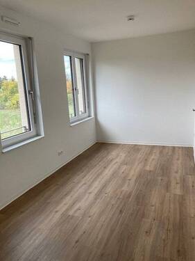 Zimmer mit doppelflügeligen Fenstern - Beispielfoto - 3 Zimmer Etagenwohnung in Mannheim