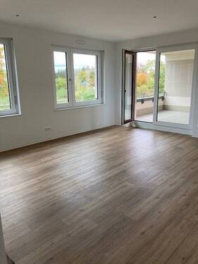 Wohnzimmer mit Ausgang zur Loggia - Beispielfoto - Etagenwohnung mit 91,30 m&sup2; in Mannheim zur Miete