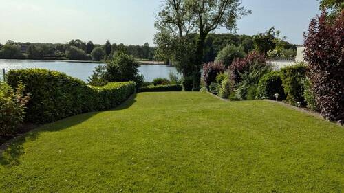 Blick auf Garten und See - Doppelhaushälfte mit Seeblick in Reinfeld