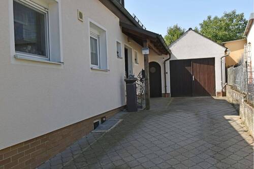 Einfahrt mit Garage - 