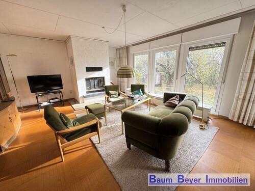 Wohnzimmer mit Kamin im Erdgeschoss - 7 Zimmer Einfamilienhaus zum Kaufen in Jühnde