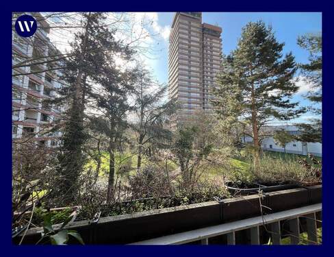 Ausblick Balkon - Nur noch einziehen! 2 Zimmer-Wohnung mit Loggia, separate Küche, Bad mit Wanne, Abstellraum, Aufzug