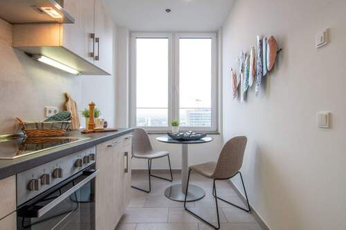 Beispiel einer Küche mit Einbauküche und Essbereich - 2 Zimmer Etagenwohnung in Frankfurt am Main