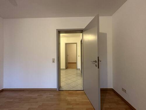 Blick vom Wohnzimmer ins Schlafzimmer - 