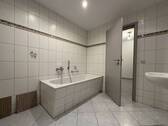 Badezimmer mit Badewanne - 