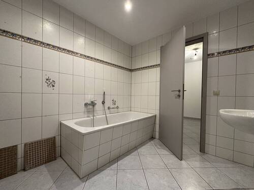 Badezimmer mit Badewanne - 