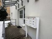 Hauseingangsbereich mit Briefkastenanlage - Etagenwohnung mit 53,00 m&sup2; in Dresden zum Kaufen