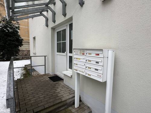 Hauseingangsbereich mit Briefkastenanlage - Etagenwohnung mit 53,00 m&sup2; in Dresden zum Kaufen