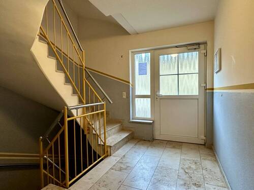 Hauseingang mit Treppenhaus - 