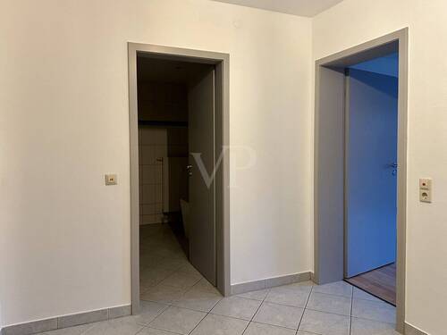 Flur mit Zugang zu Badezimmer und Wohnzimmer - 