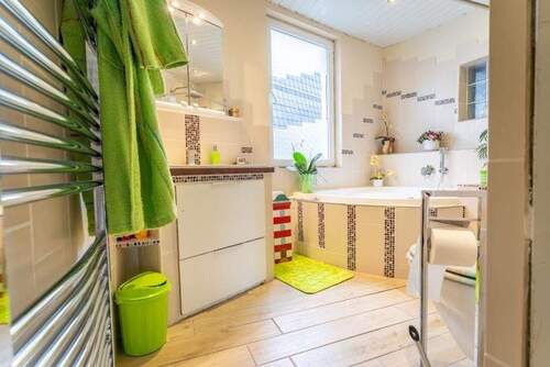 Bad mit Wanne, Dusche, Aussenfenster - 