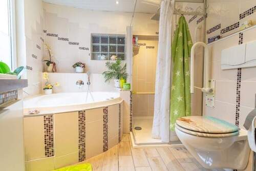 Bad mit Wanne, Dusche, Aussenfenster - 