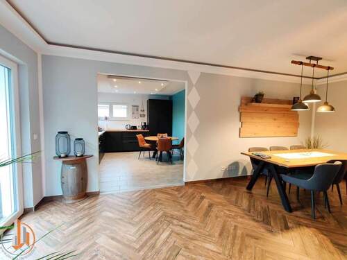 Wohnzimmer - Blick in die Küche - 