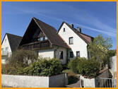 Straßenansicht - FAMILIENDOMIZIL IN TOP-LAGE MIT GARTEN! KEINE KÄUFERPROVISION!
