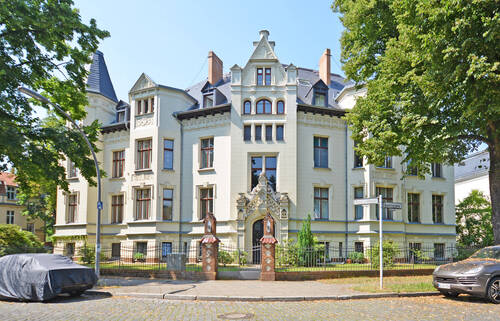 Frontansicht - Geräumigevermietete Eigentumswohnung im historischen Altbau!
