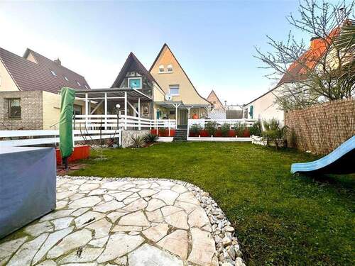 Garten mit Blick Richtung Haus - 