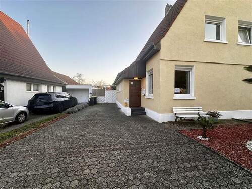 Hofeinfahrt - 4 Zimmer Doppelhaushälfte zum Kaufen in Troisdorf