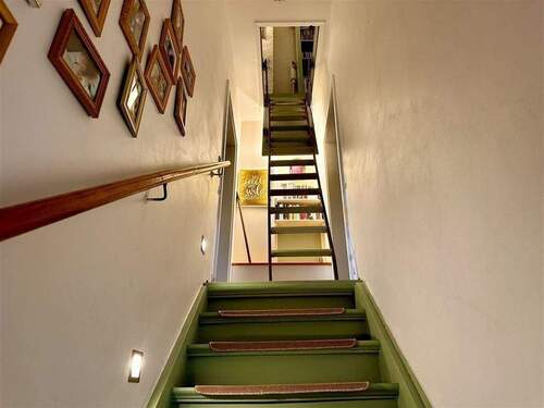 Treppenaufgang ins Ober- und Dachgeschoss - 