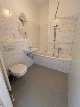 Bad mit Wanne - 