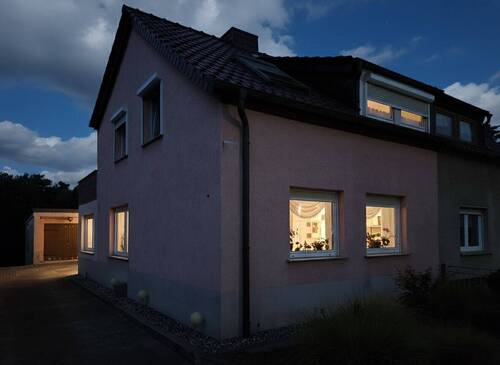 Front bei Nacht - 5 Zimmer Doppelhaushälfte zum Kaufen in Lutherstadt Wittenberg