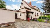 Außenansicht 2 - Idyllische Wohnqualität mit Garage, Garten, überdachter Südterrasse, Nebengebäude & Raumvielfalt