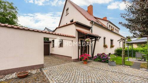 Außenansicht 2 - Idyllische Wohnqualität mit Garage, Garten, überdachter Südterrasse, Nebengebäude & Raumvielfalt