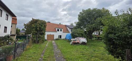 Blick vom Tor auf li. DHH.jpg - 8 Zimmer Mehrfamilienhaus, Wohnhaus zum Kaufen in Eichwalde
