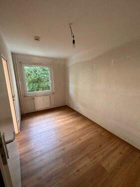 Schlafzimmer ohne Wandtapeten mit Deisgn-Vinylboden in Holzoptik mit Fenster. - 