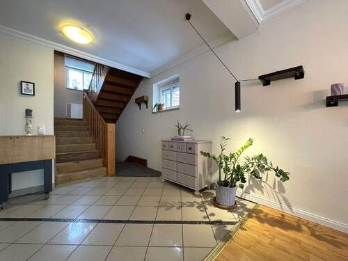 Flur im Erdgeschoss Treppe zum Keller und ins Obergeschoss - 
