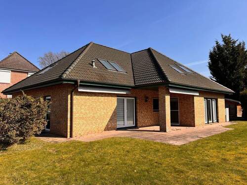Hausansicht - Großes Walmdach-Haus in Tangstedt-Wiemerskamp auch für 2 Parteien geeignet