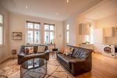 Wohnzimmer und Küche - 2 Zimmer Etagenwohnung in Berlin