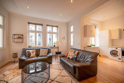 Wohnzimmer und Küche - 2 Zimmer Etagenwohnung in Berlin