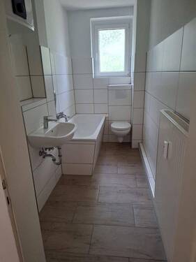Blick in das neue Bad - EG ohne Prov.: 3-Raum-Whg., große Küche, Bad mit Fenster, Wanne und Dusche auch ALG III möglich