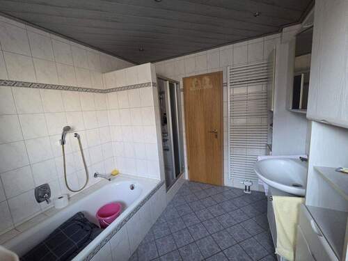 das Bad mit Wanne und Dusche - 