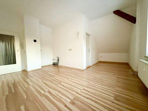 Wohnzimmer mit Kaminanschluss - Gemütliche 3-Raum-Dachgeschosswohnung - große Wohnküche - Kaminanschluss - Sicht!