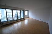 Raum1 - Gut vermietete und helle City-Wohnung mit Fahrstuhl und Tiefgarage