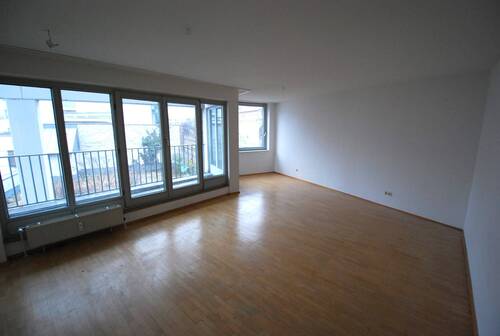 Raum1 - Gut vermietete und helle City-Wohnung mit Fahrstuhl und Tiefgarage
