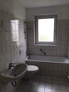 Bad mit Fenster, weißen Sanitärobjekten, weißen Wandfliesen und weißen Bodenfliesen - 4 Zimmer Etagenwohnung zur Miete in Bad Vilbel